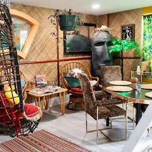  Holiday home Tropical Tiki Hut